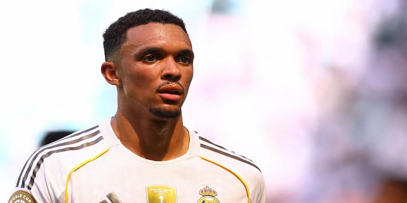 Alexander Arnold ra mắt không thành công trong màu áo Los Blancos